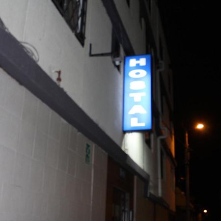 Julius Hostal, Desde Las 14 Horas Hasta 12 Del Mediodia Quito Eksteriør billede