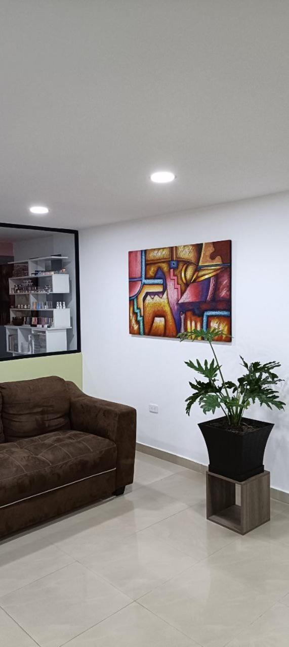 Julius Hostal, Desde Las 14 Horas Hasta 12 Del Mediodia Quito Eksteriør billede