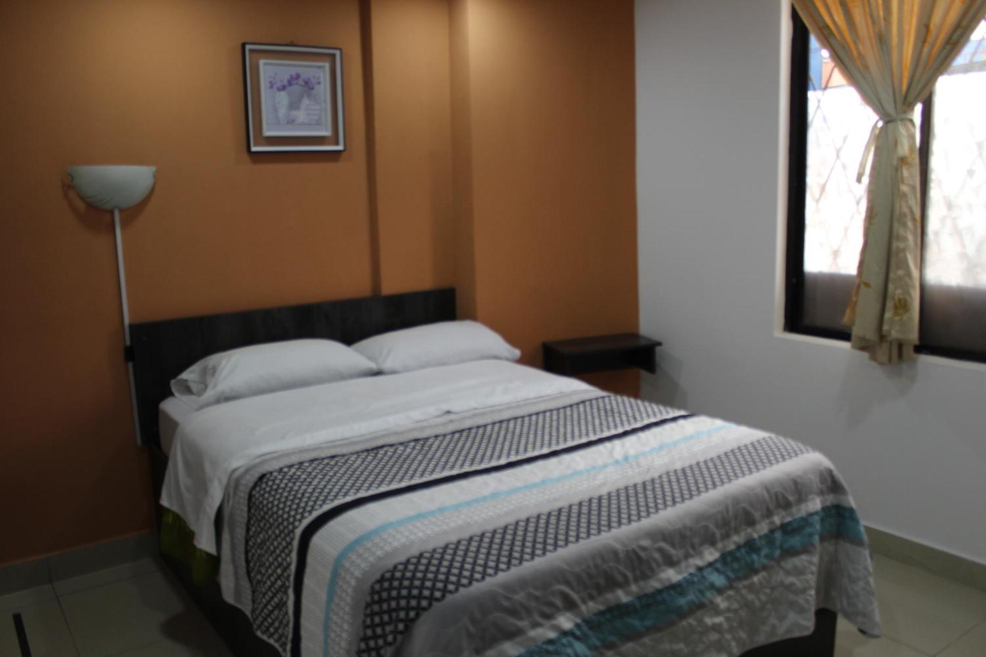Julius Hostal, Desde Las 14 Horas Hasta 12 Del Mediodia Quito Eksteriør billede